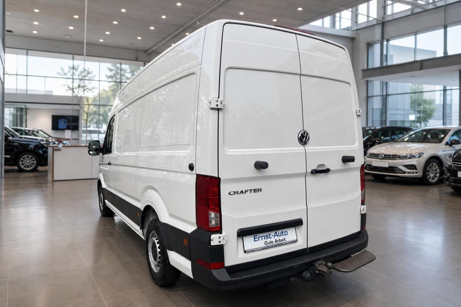 VW Volkswagen Crafter Kastenwagen weiß Heckansicht im Autohaus – Transporter mit Hochdach