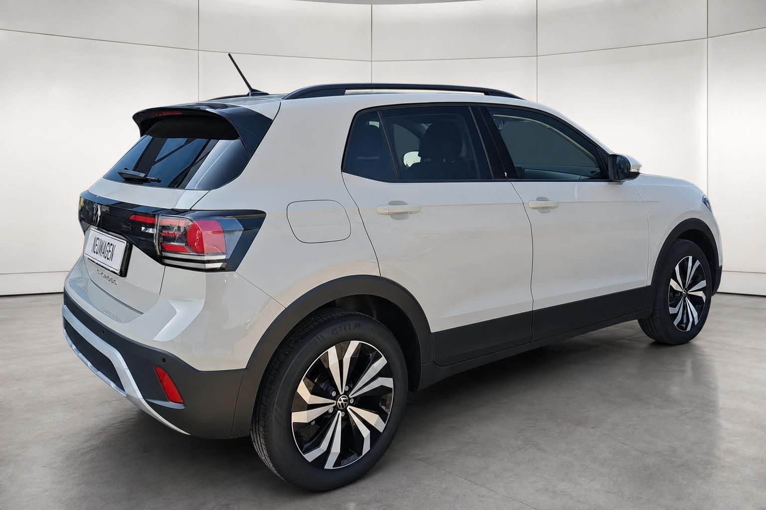 VW T-Cross weiß Heckansicht Seitenansicht Neuwagen im Studio