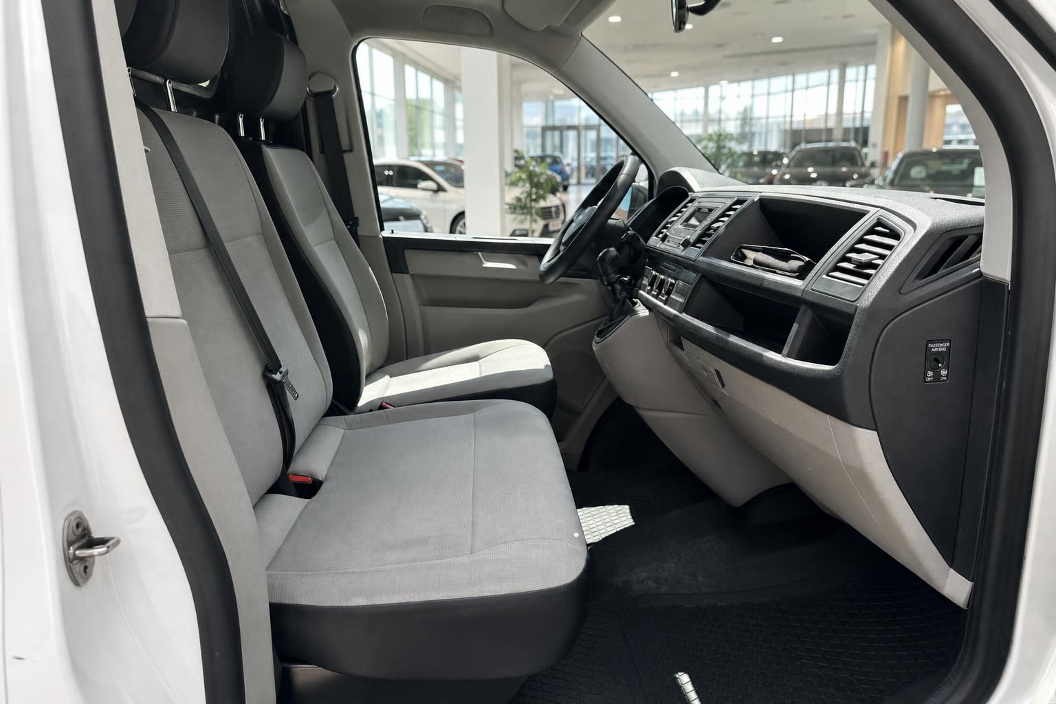 VW Transporter T6 Innenraum – Vordersitze grau, Armaturenbrett und Cockpit im Autohaus