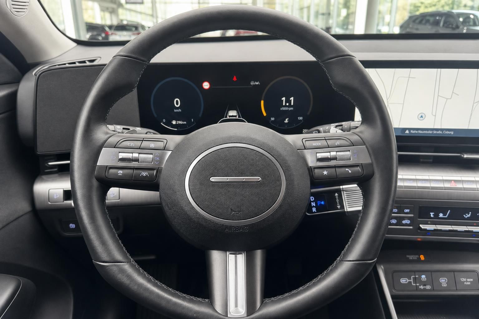 Hyundai Innenraum Lenkrad mit digitalem Cockpit und Navigationsdisplay – moderne Fahrzeugausstattung