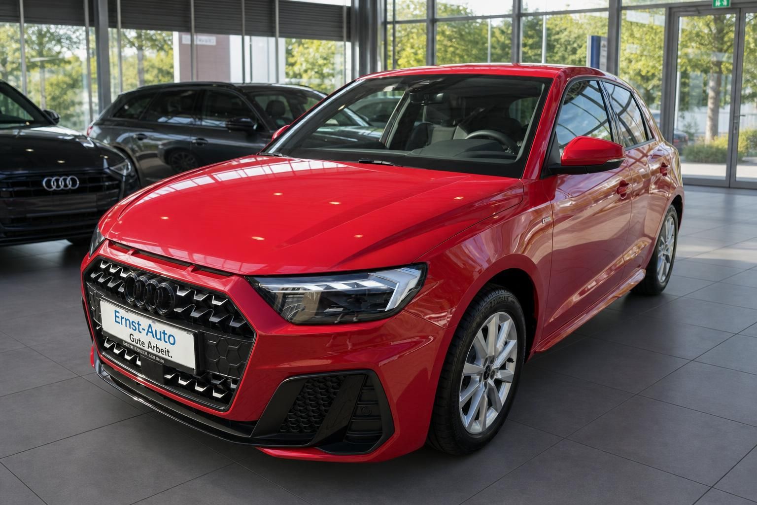 Audi A1 Sportback rot Frontansicht im Autohaus – gepflegter Kleinwagen in misanorot
