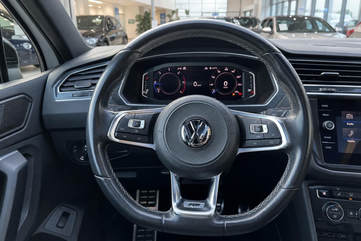 VW Tiguan R-Line Innenraum – Lenkrad mit VW-Logo, digitales Cockpit und Infotainment-System