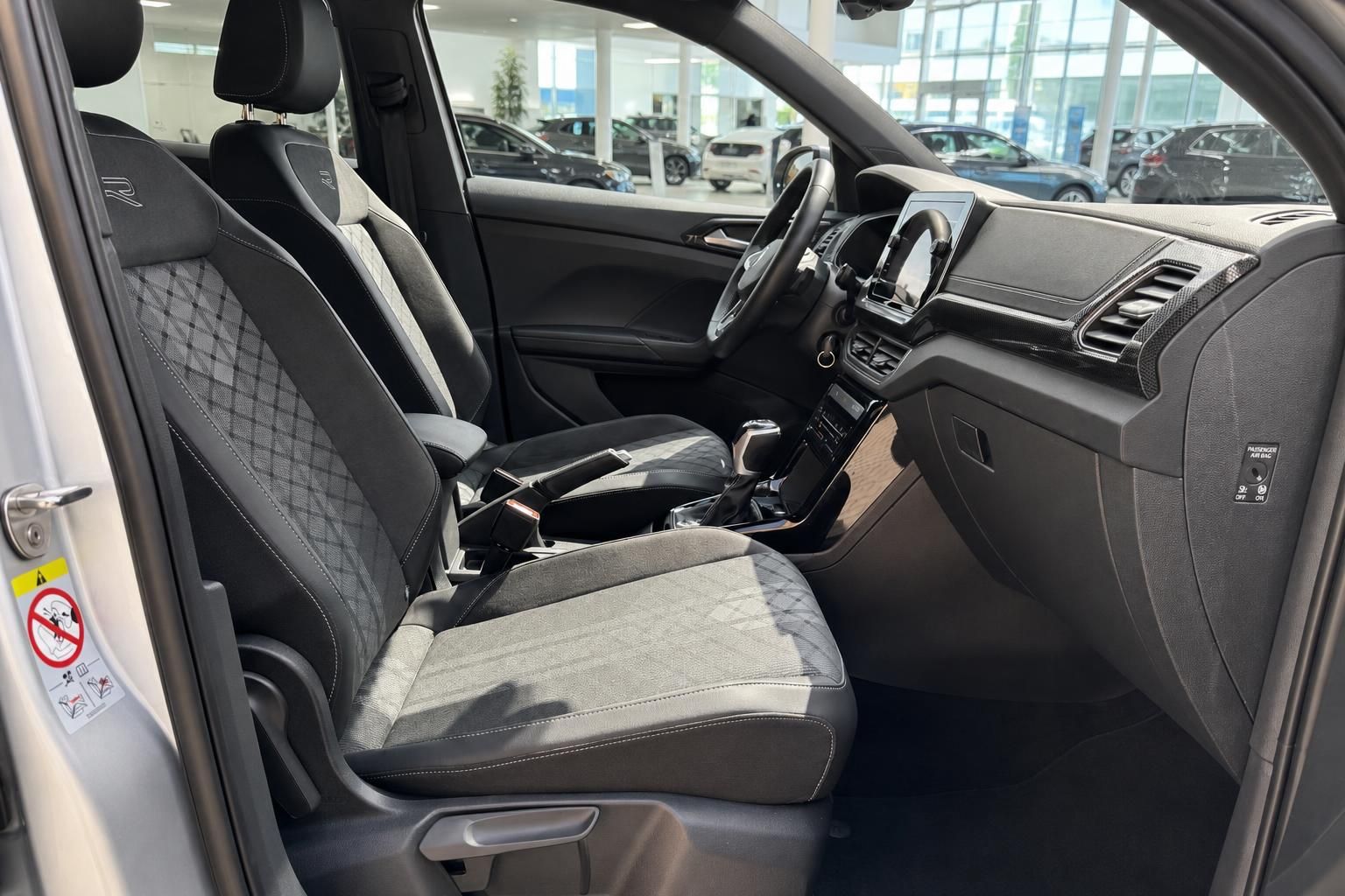 VW T-Roc R Innenraum – Sportsitze mit Alcantara, Cockpit und Mittelkonsole im Autohaus