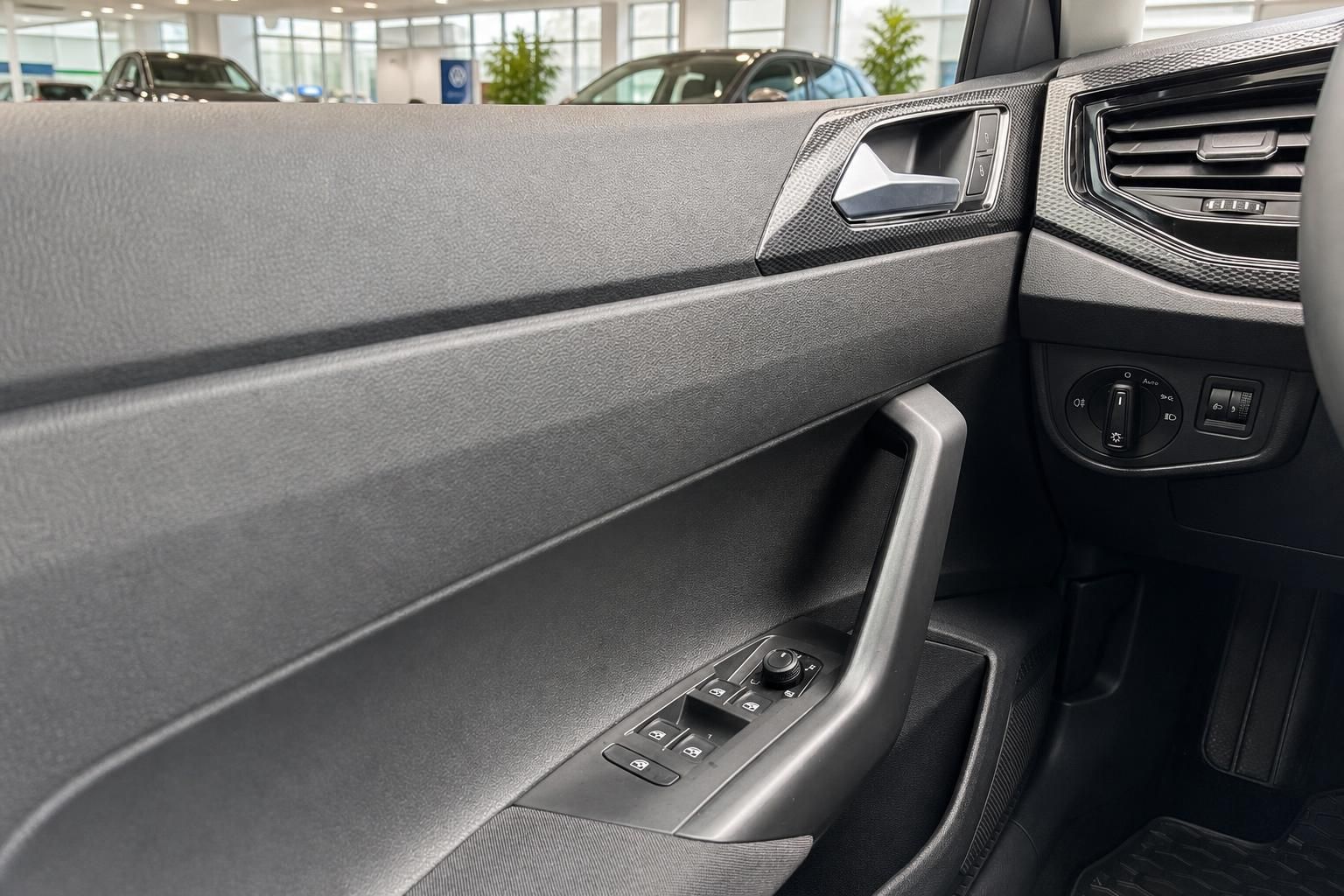 VW Innenraum Fahrertür mit Fensterheber, Spiegelverstellung und Lichtschalter – Detailaufnahme