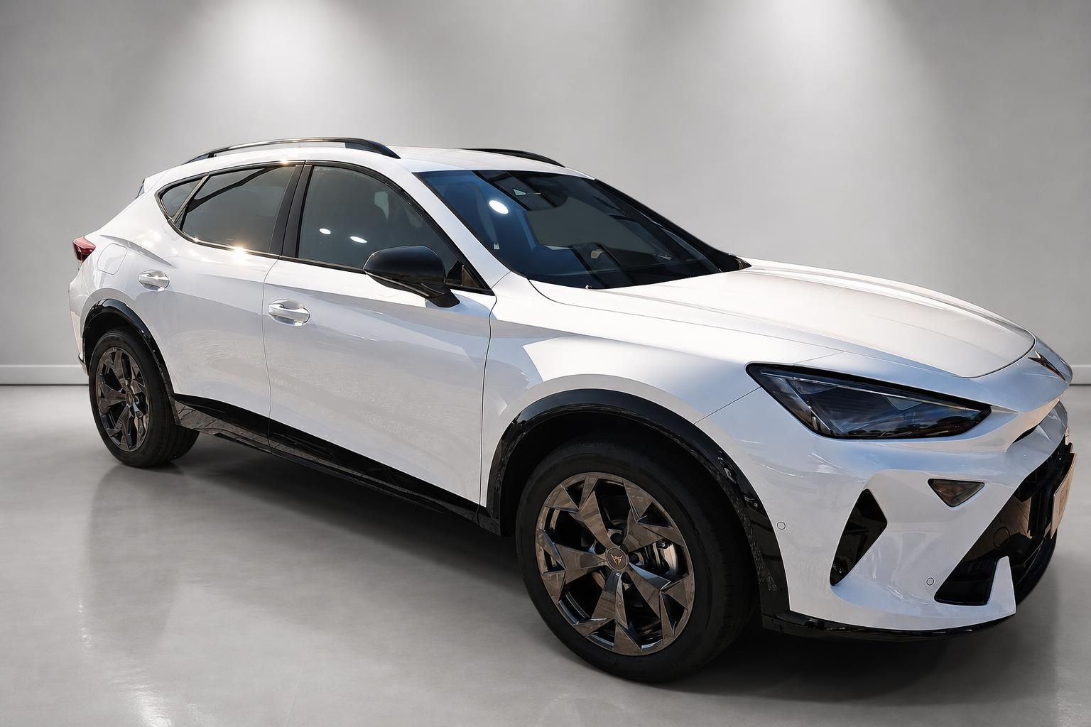 Cupra Formentor weiss SUV Studioaufnahme Front- und Seitenansicht