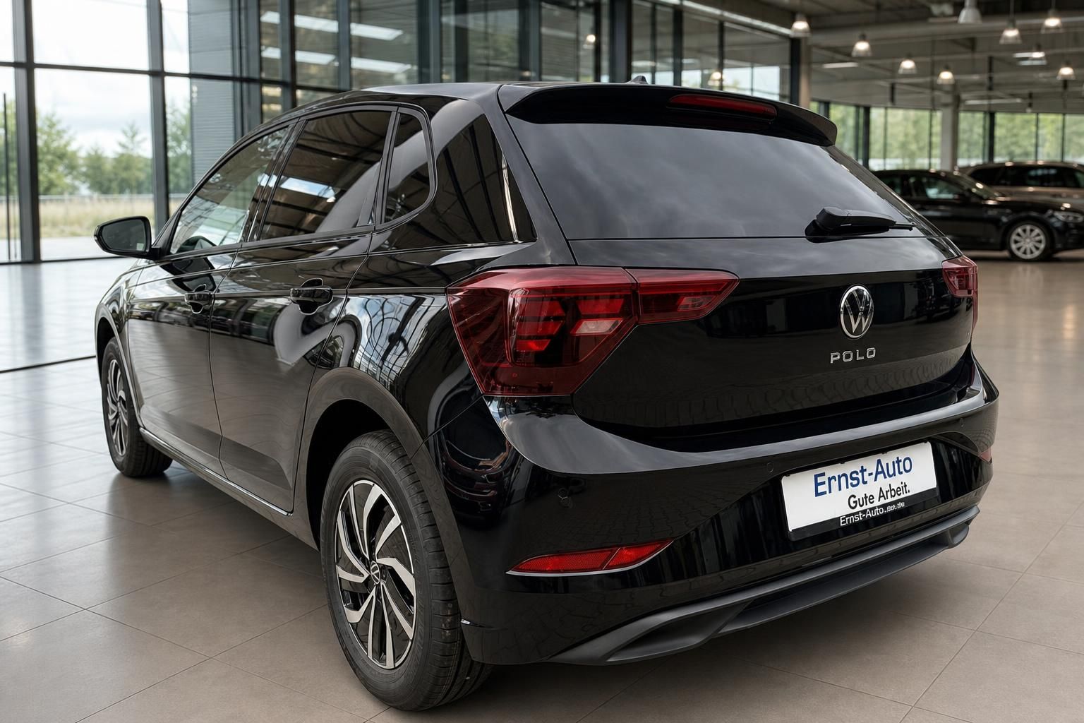 VW Polo schwarz Heckansicht im Autohaus – gepflegter Kleinwagen mit LED-Rückleuchten