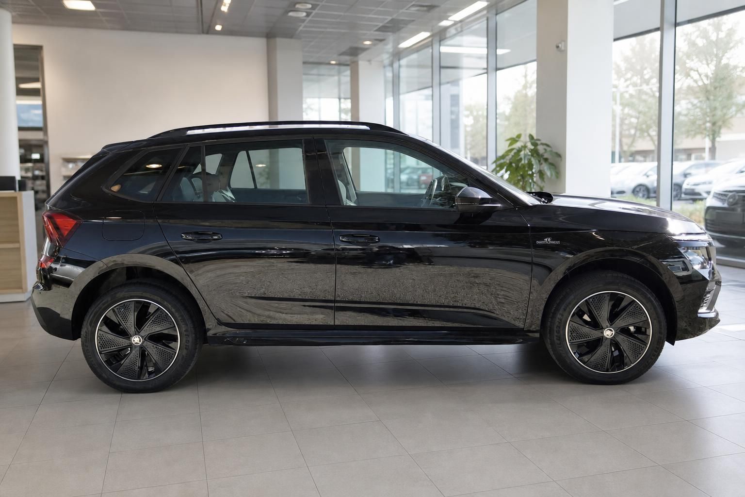 Škoda Kamiq schwarz Seitenansicht im Autohaus – kompakter SUV mit Leichtmetallfelgen