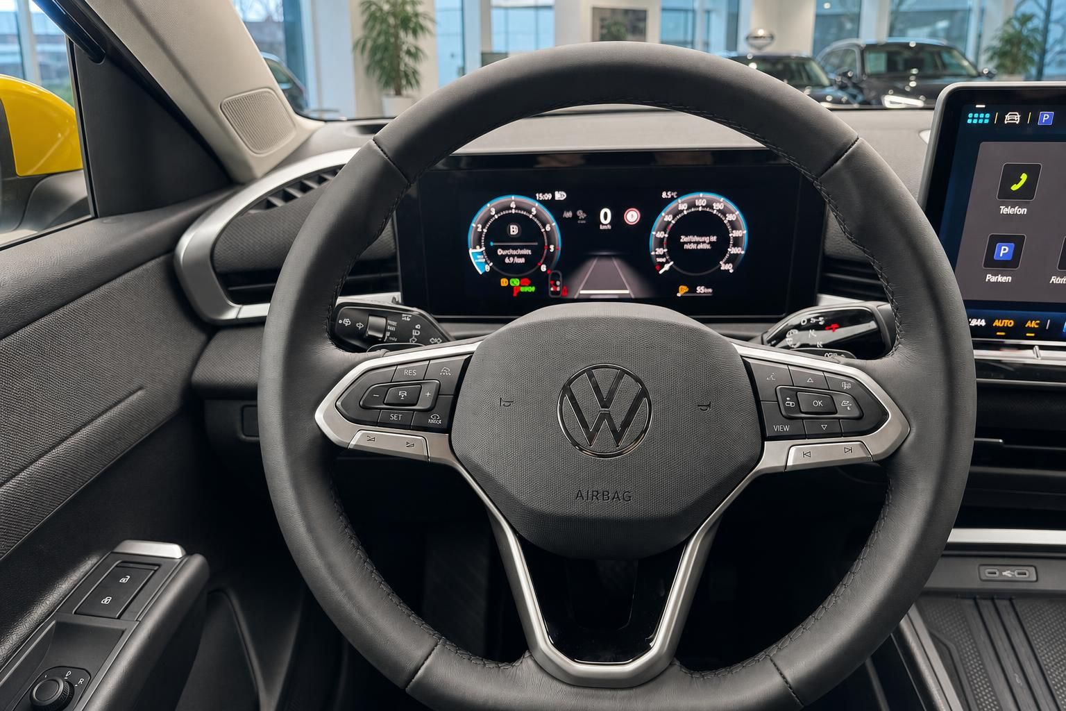 VW Innenraum Lenkrad mit Digital-Cockpit und Infotainment-Display im Volkswagen