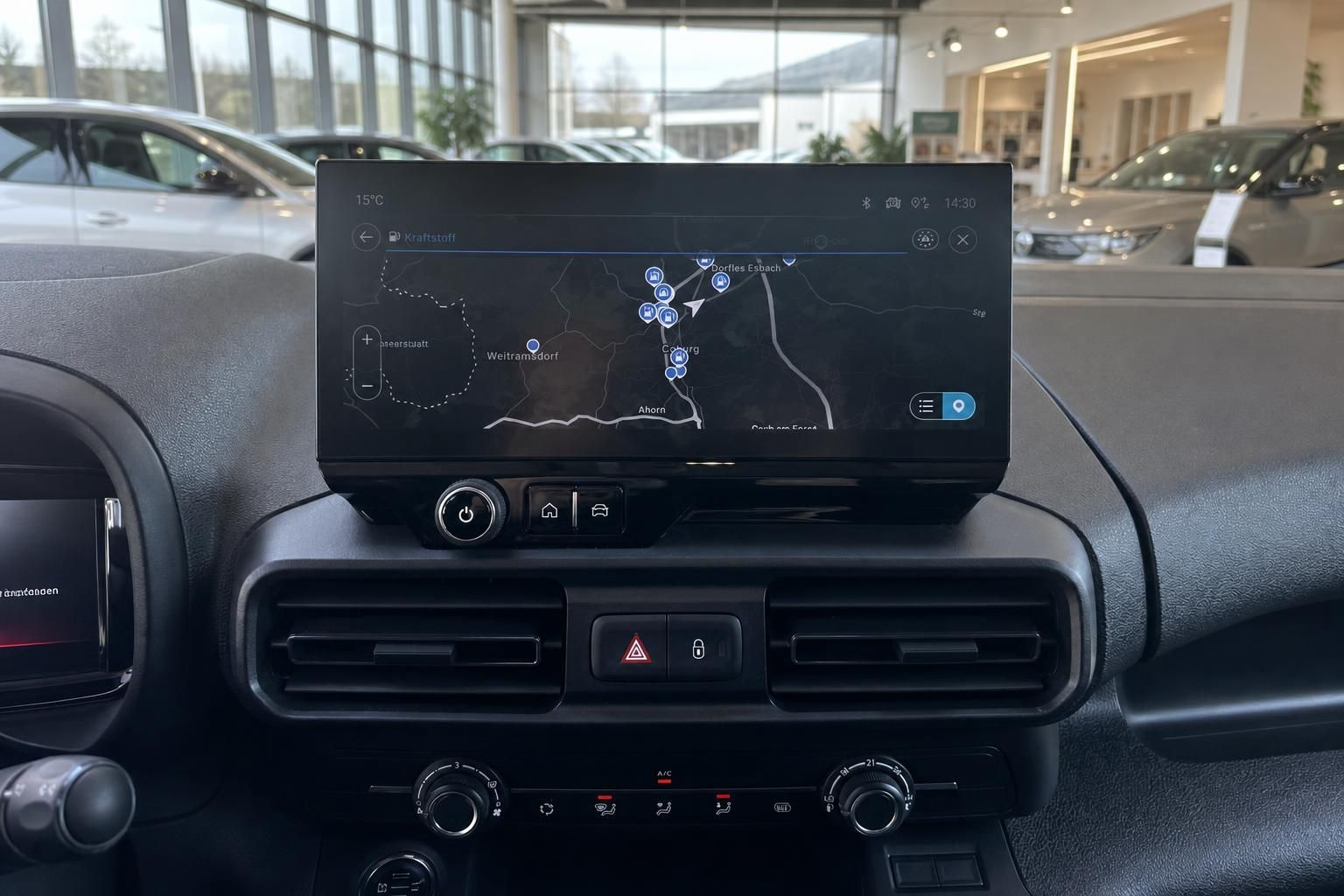 Fahrzeug Innenraum mit Infotainment-Display und Navigationssystem im Autohaus