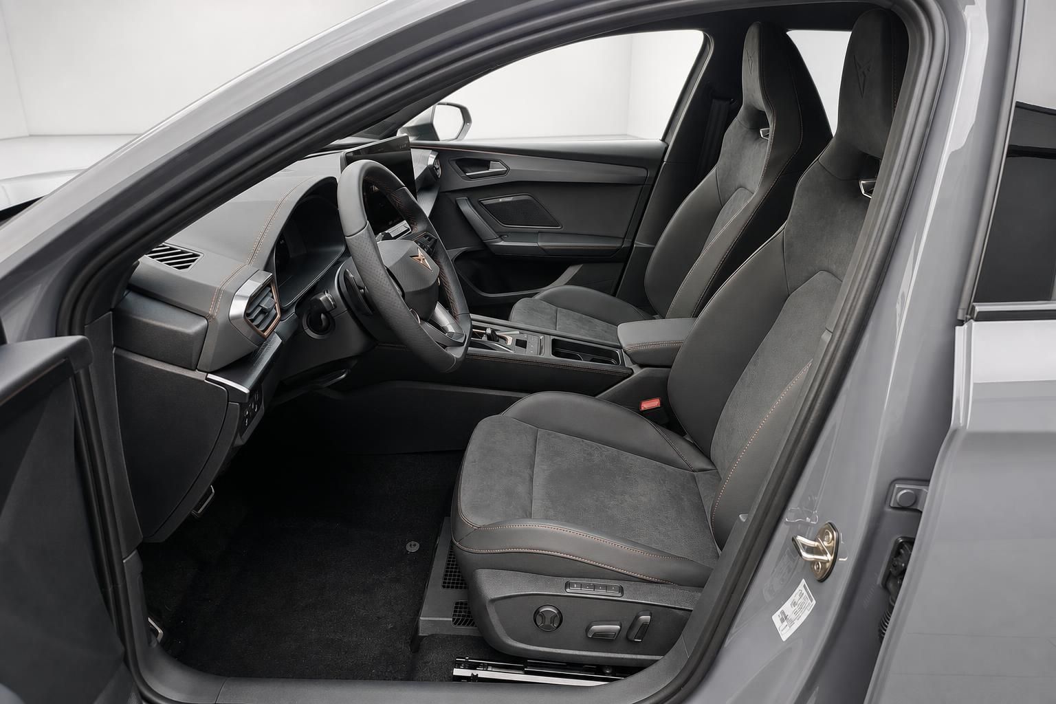 Cupra Innenraum mit Sportsitzen und Cockpit Ansicht durch geoeffnete Tuer