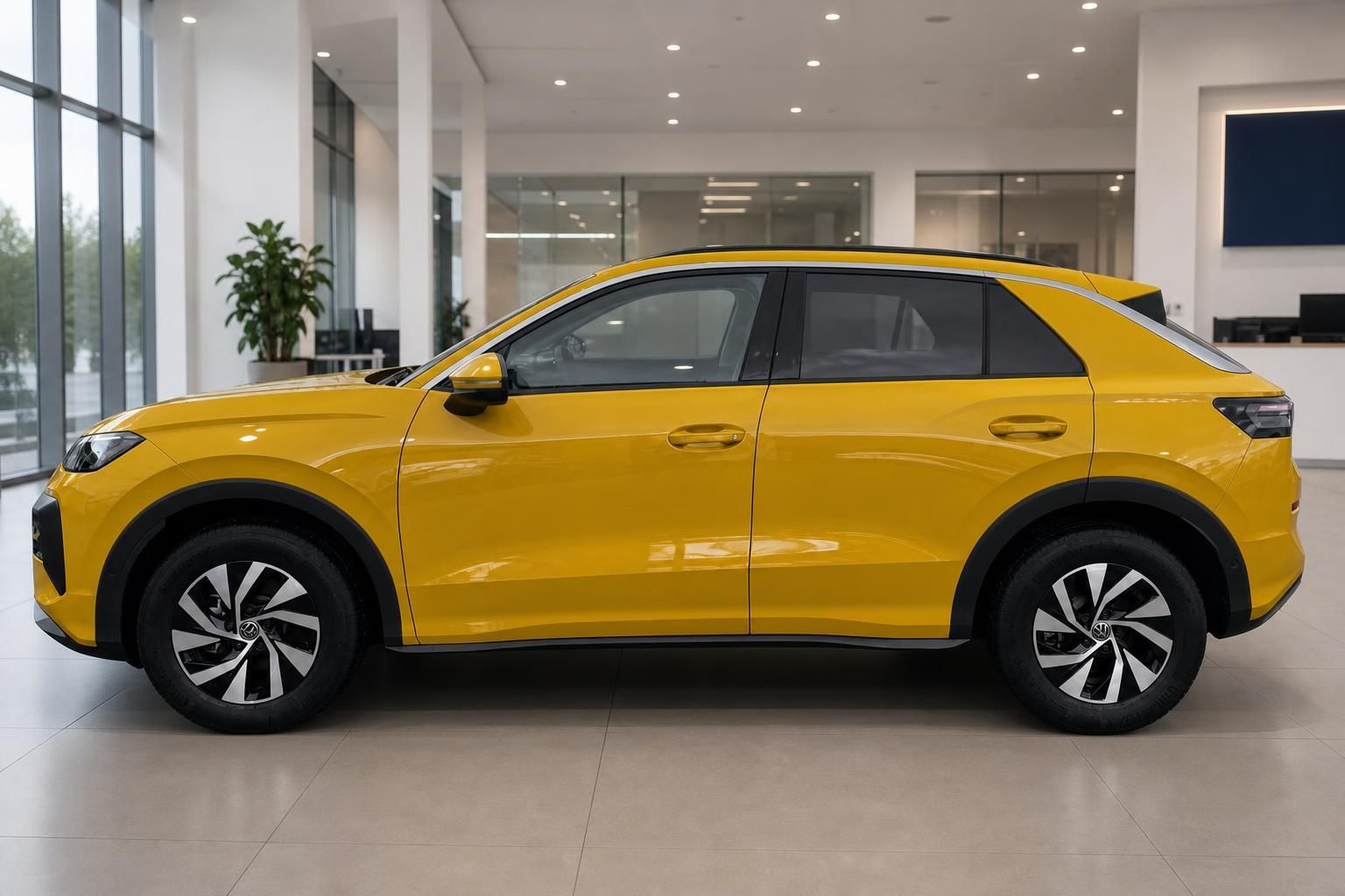 Volkswagen SUV in Gelb – Seitenansicht im Autohaus, moderne Felgen, kompaktes Design