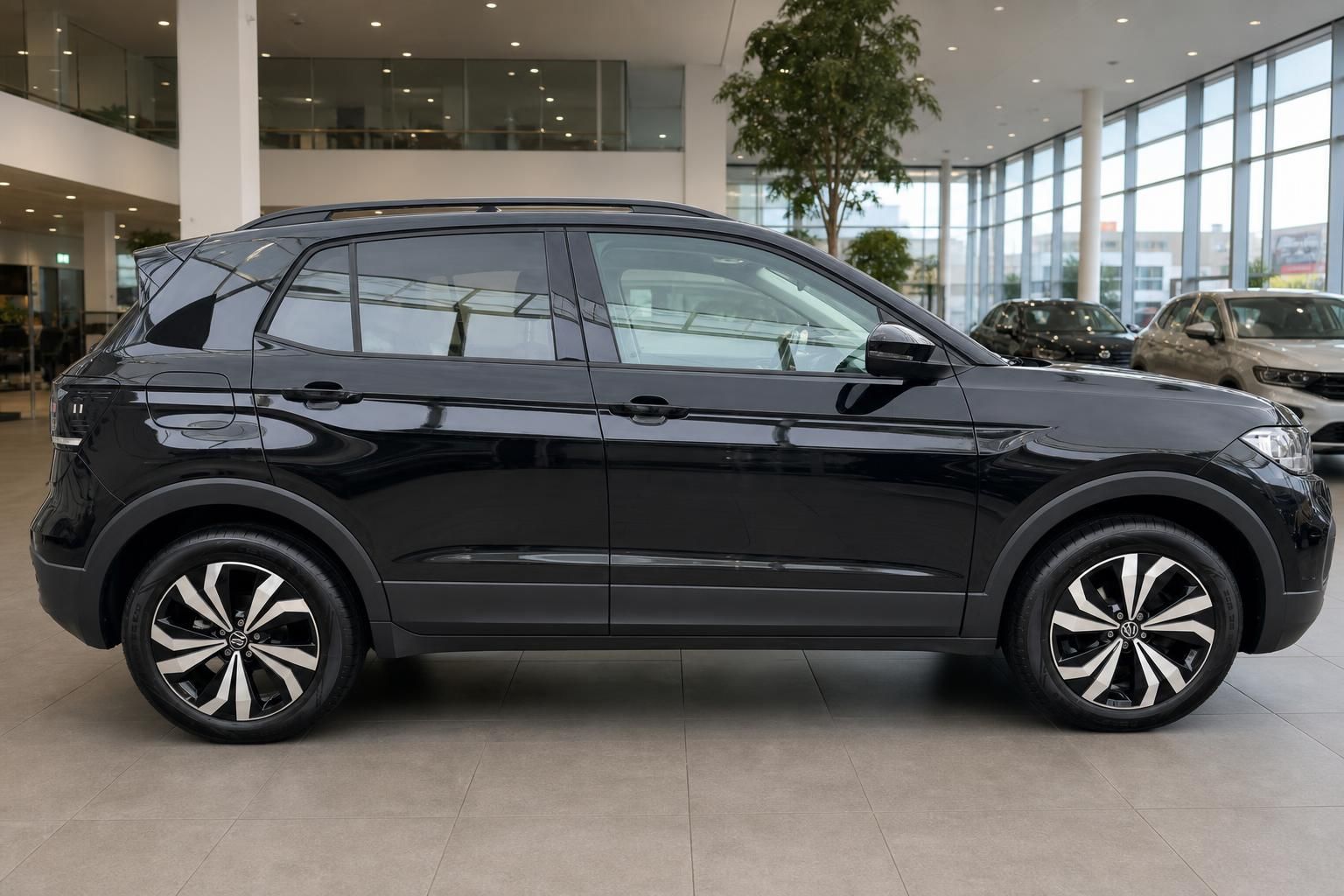 VW T-Cross schwarz Seitenansicht im Autohaus – kompakter SUV mit Leichtmetallfelgen