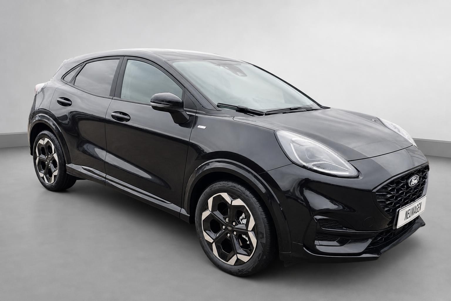 Ford Puma schwarz, Frontansicht seitlich im Fotostudio