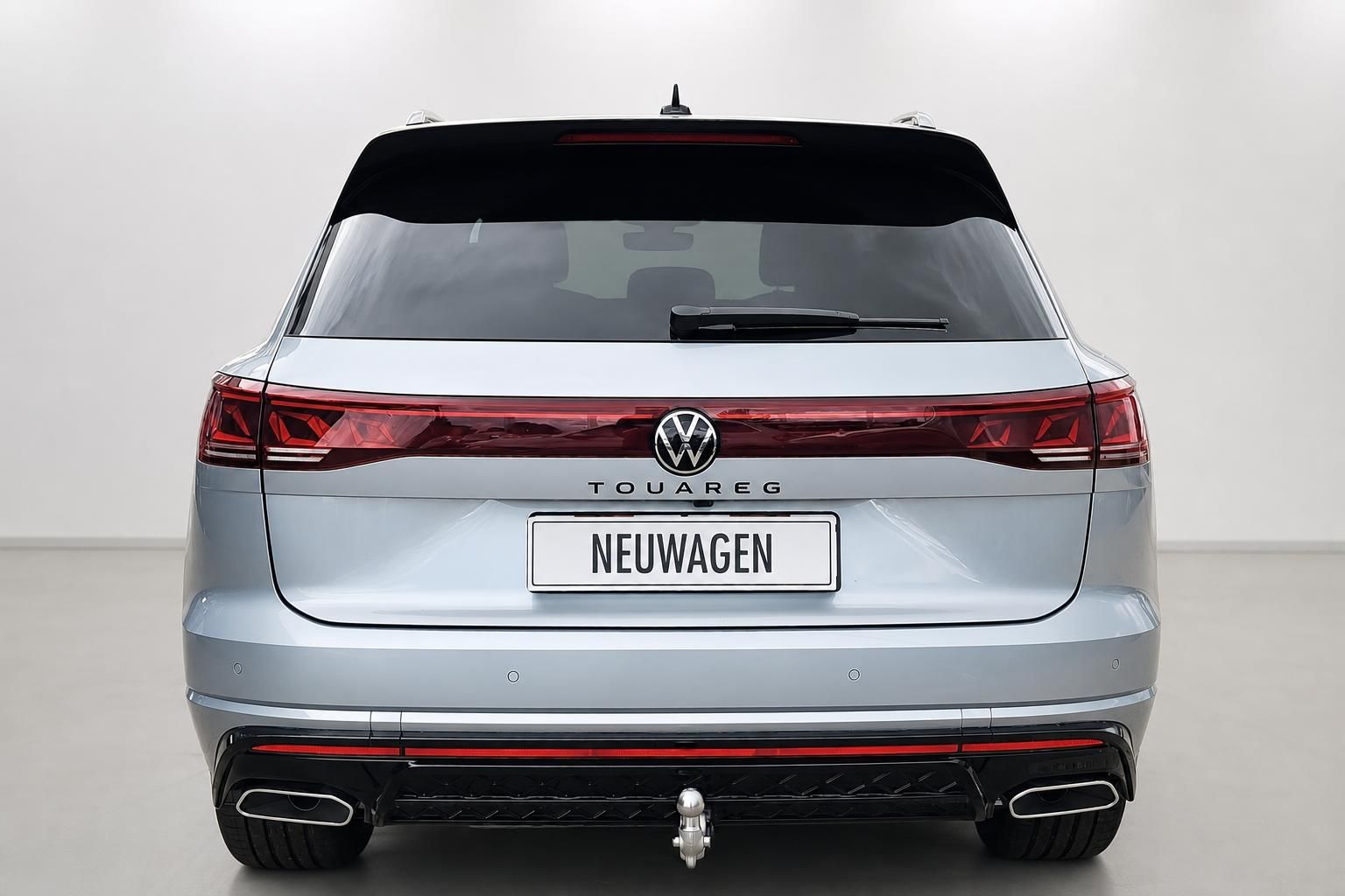 VW Touareg Neuwagen Heckansicht in Silber mit Anhaengerkupplung