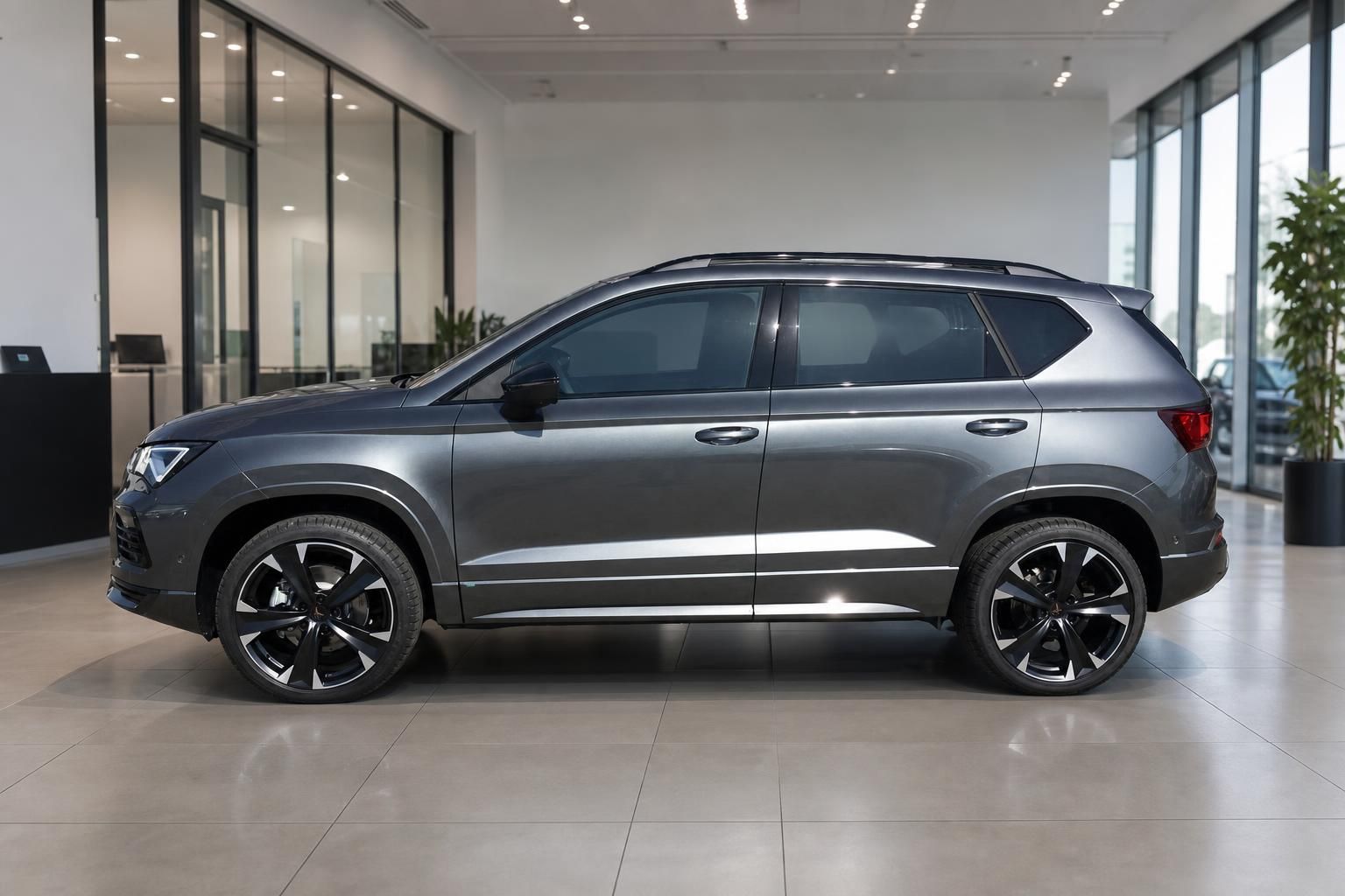 CUPRA Ateca grau metallic SUV Seitenansicht im Autohaus Showroom mit schwarzen Leichtmetallfelgen