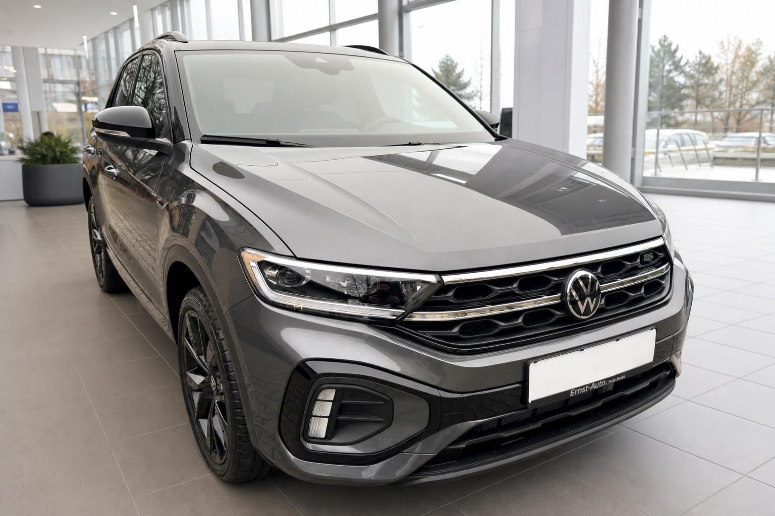VW T-Roc R-Line SUV in Grau – Frontansicht im Autohaus, schwarze Felgen, LED-Scheinwerfer