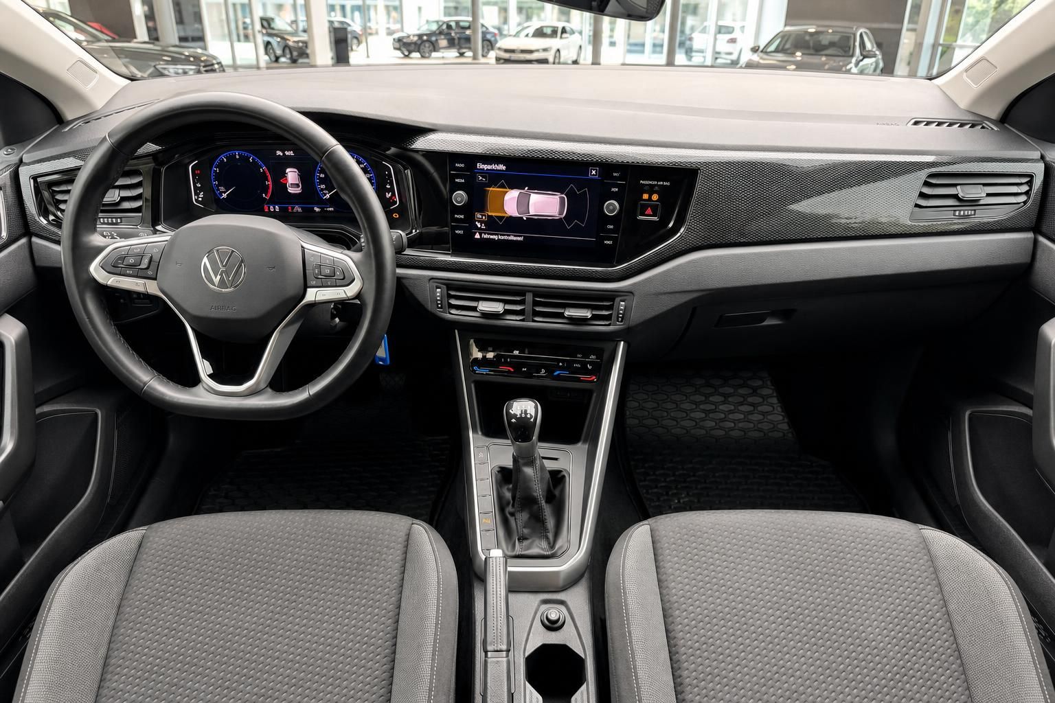 VW Innenraum Cockpit mit Lenkrad, Digitalinstrumenten, Infotainment-Display und Schaltgetriebe