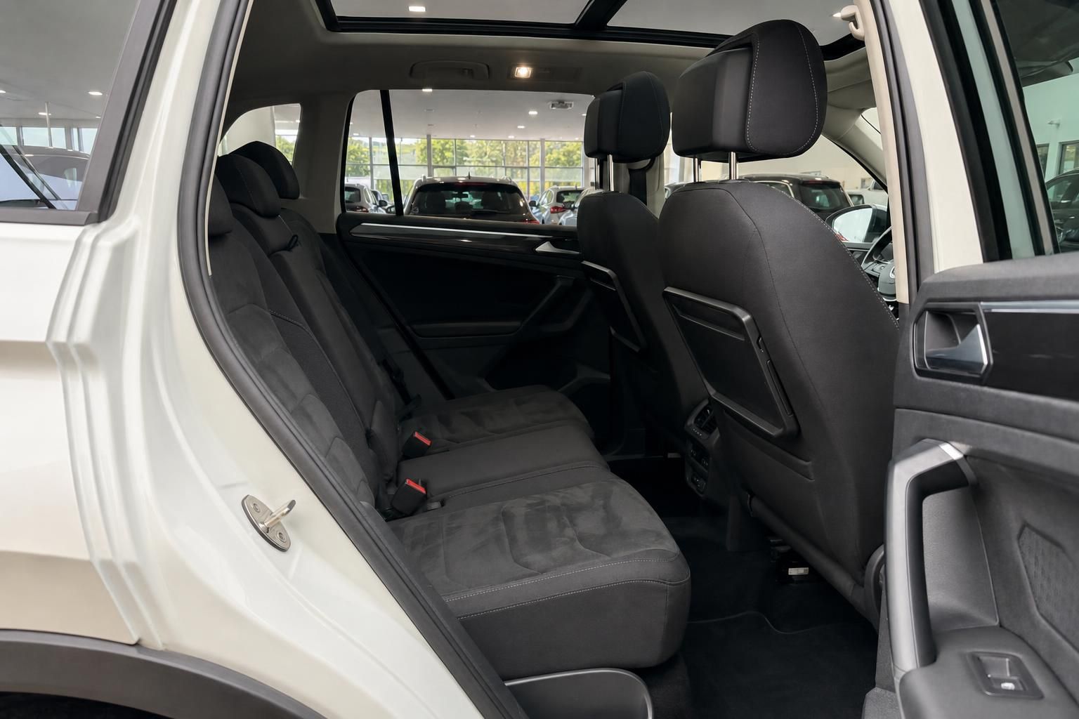 VW Tiguan Innenraum Rücksitzbank mit schwarzen Alcantara-Sitzen und Panoramadach im Autohaus