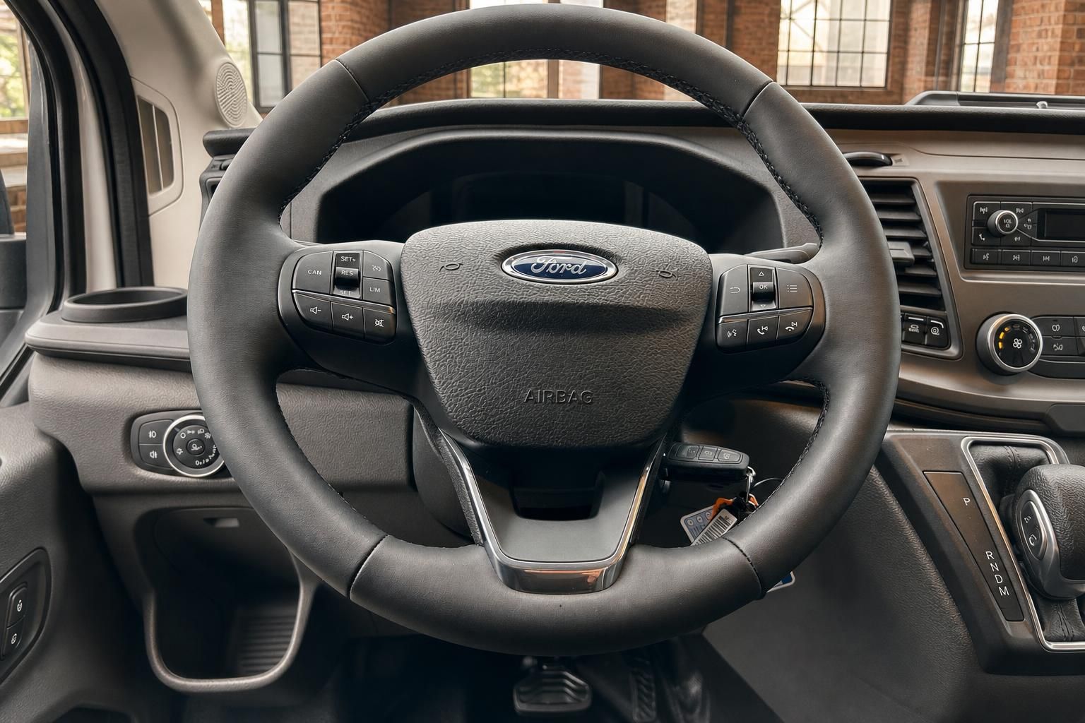 Ford Lenkrad mit Multifunktionstasten und Cockpit Innenraum Ansicht