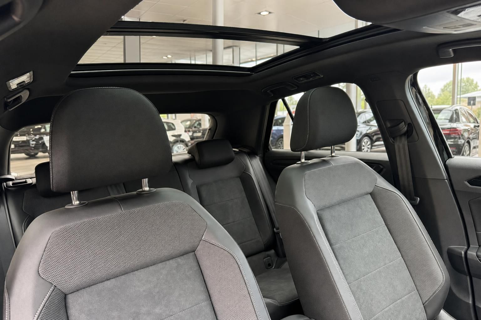 Fahrzeug Innenraum mit grauen Sitzen, Kopfstützen und Panorama-Schiebedach