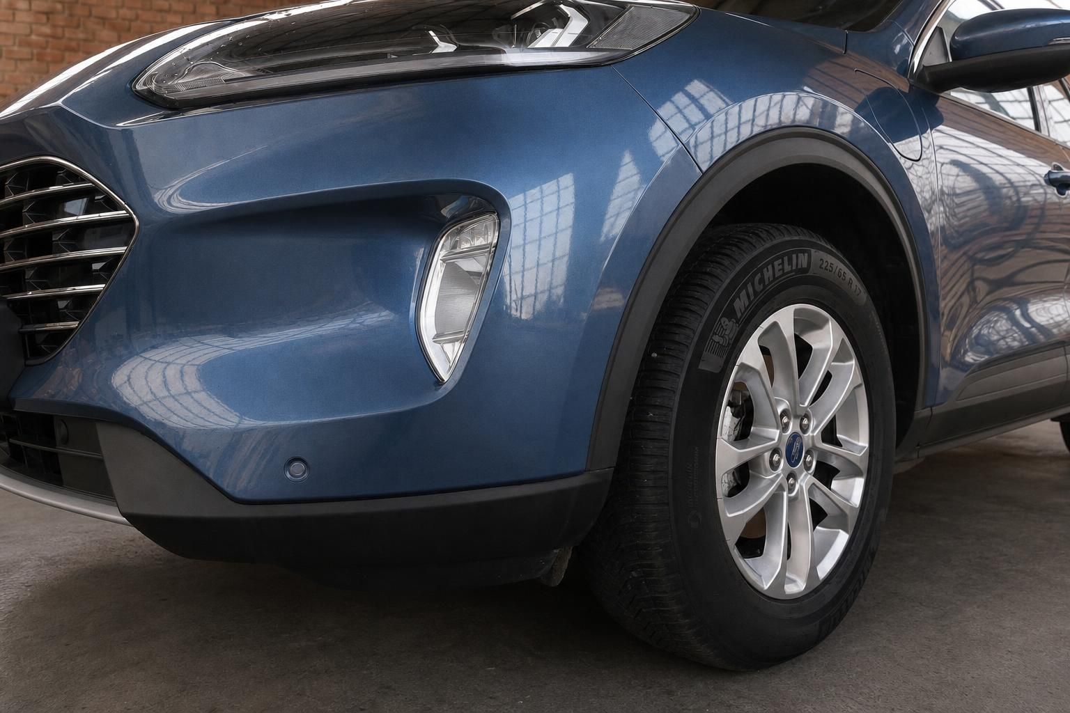Ford SUV blau Nahaufnahme Frontstossstange und Alufelge Michelin Reifen