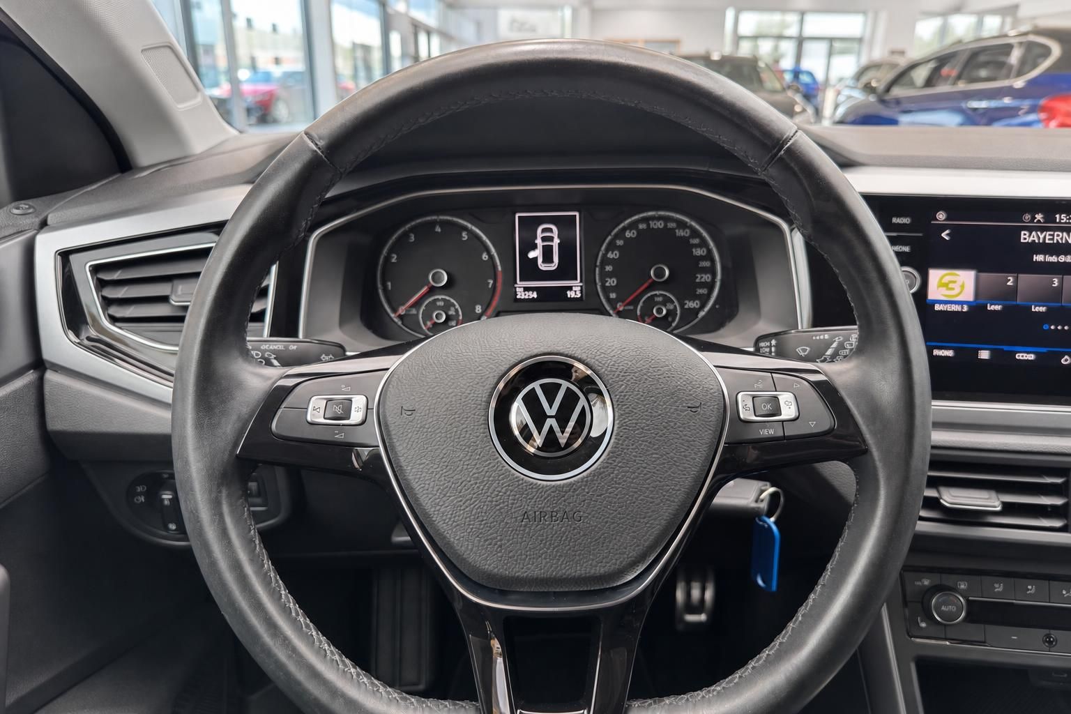 VW Innenraum Lenkrad mit VW-Logo, Tacho und Infotainment-Display im Volkswagen
