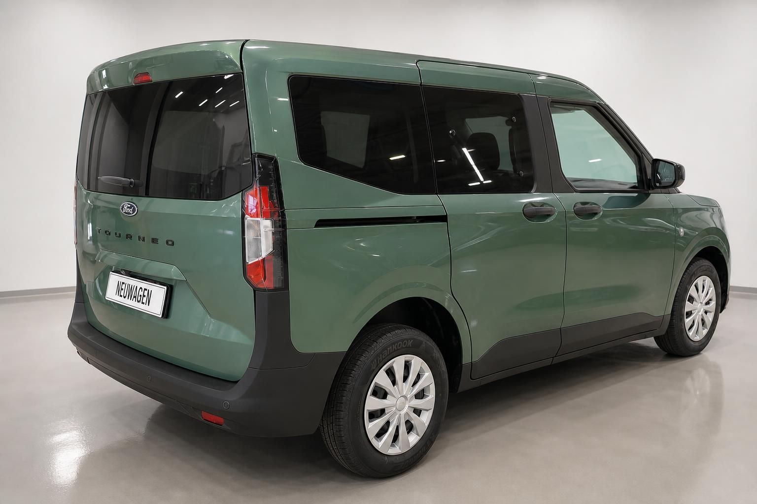 Ford Tourneo in Gruen, Heckansicht seitlich im Studio