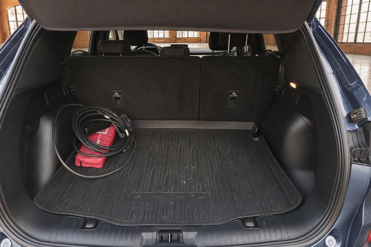 Kofferraum eines Ford SUV mit Ladekabel und Gepaeckraumwanne