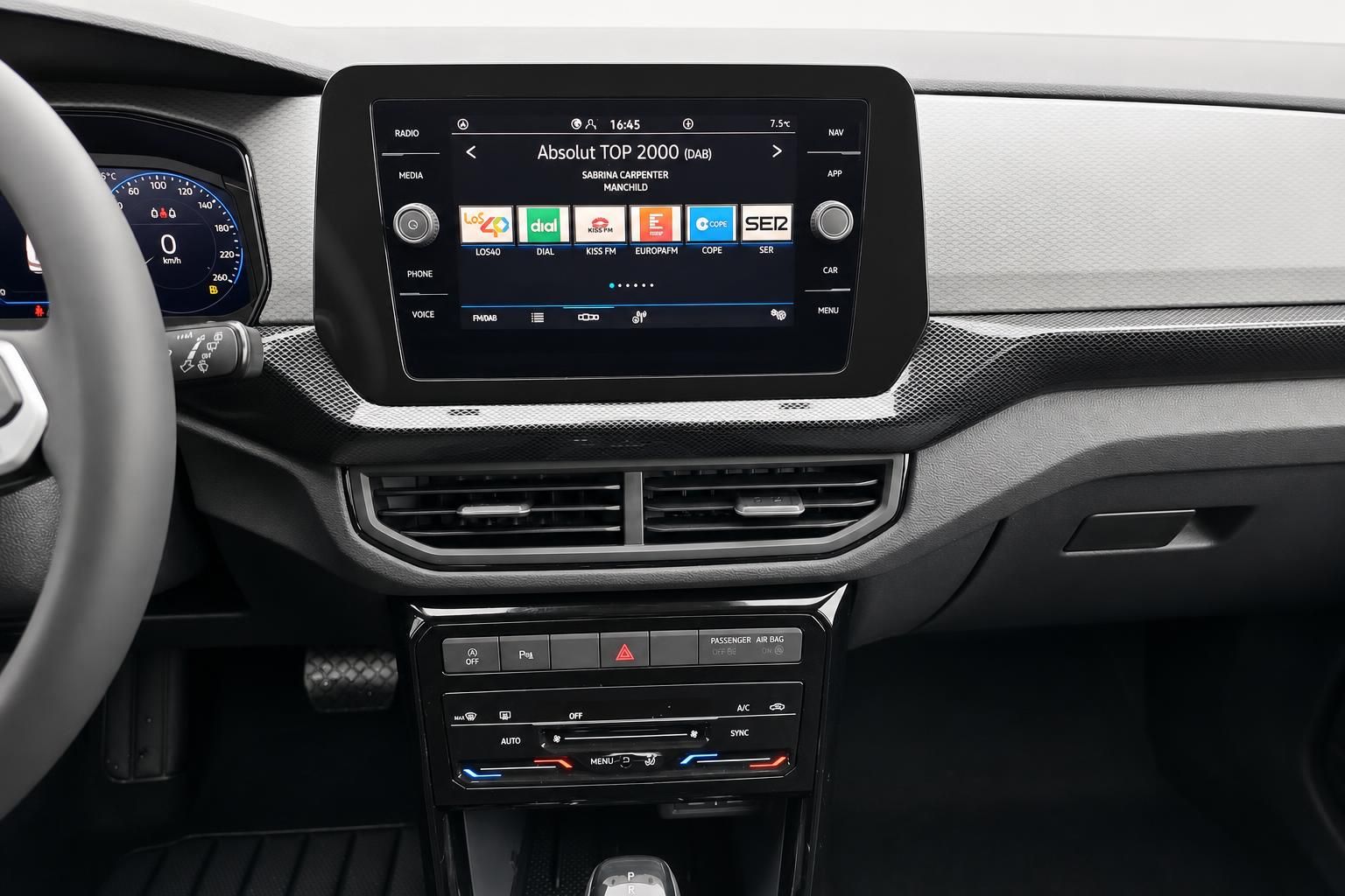 Cockpit mit Touchscreen-Infotainmentsystem und Klimabedienung im Fahrzeuginnenraum