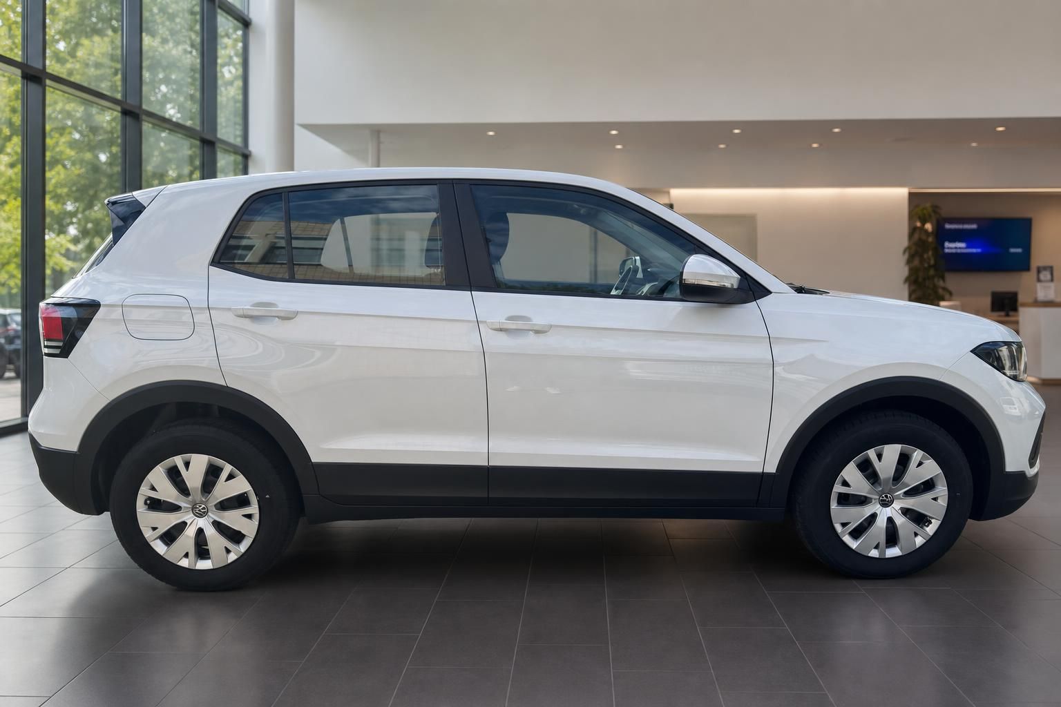 VW T-Cross weiss Seitenansicht im Autohaus – kompakter SUV Volkswagen T-Cross