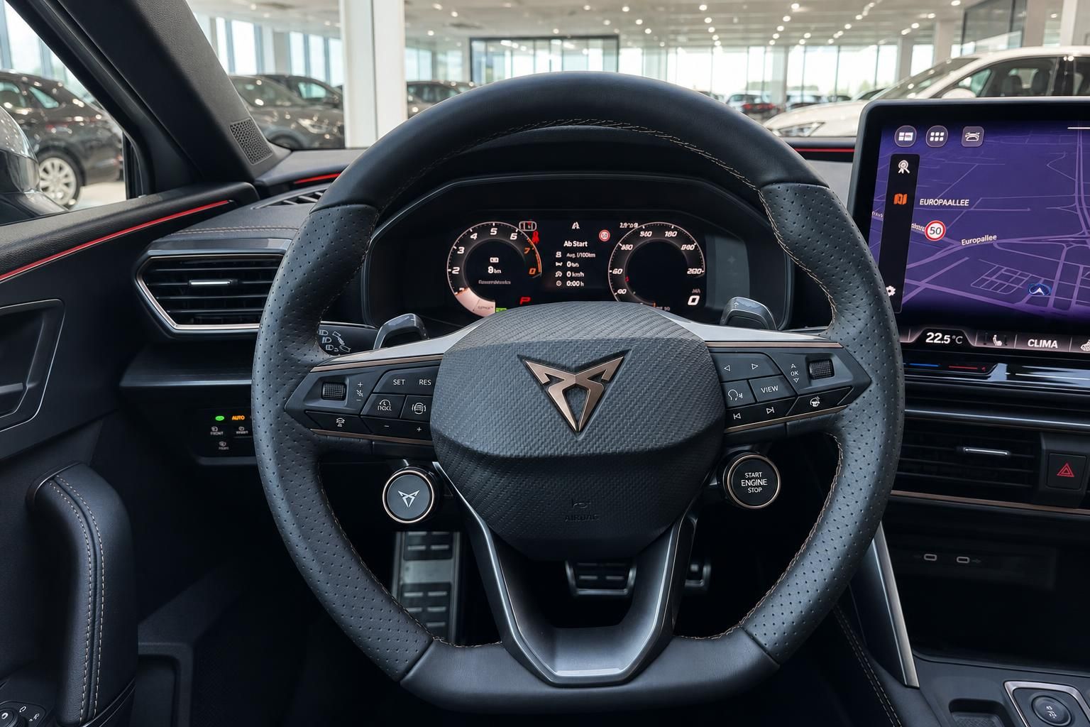CUPRA Innenraum Lenkrad mit Logo, digitales Cockpit und Infotainment-Display im Autohaus