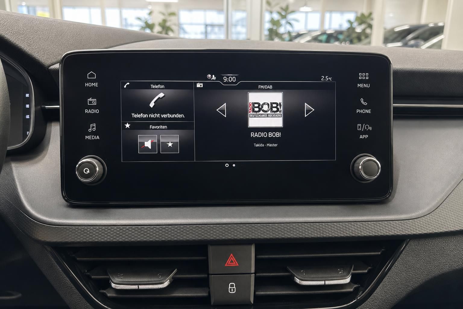 Fahrzeug Infotainment-System mit Touchscreen, Radio und Telefonfunktion im Innenraum