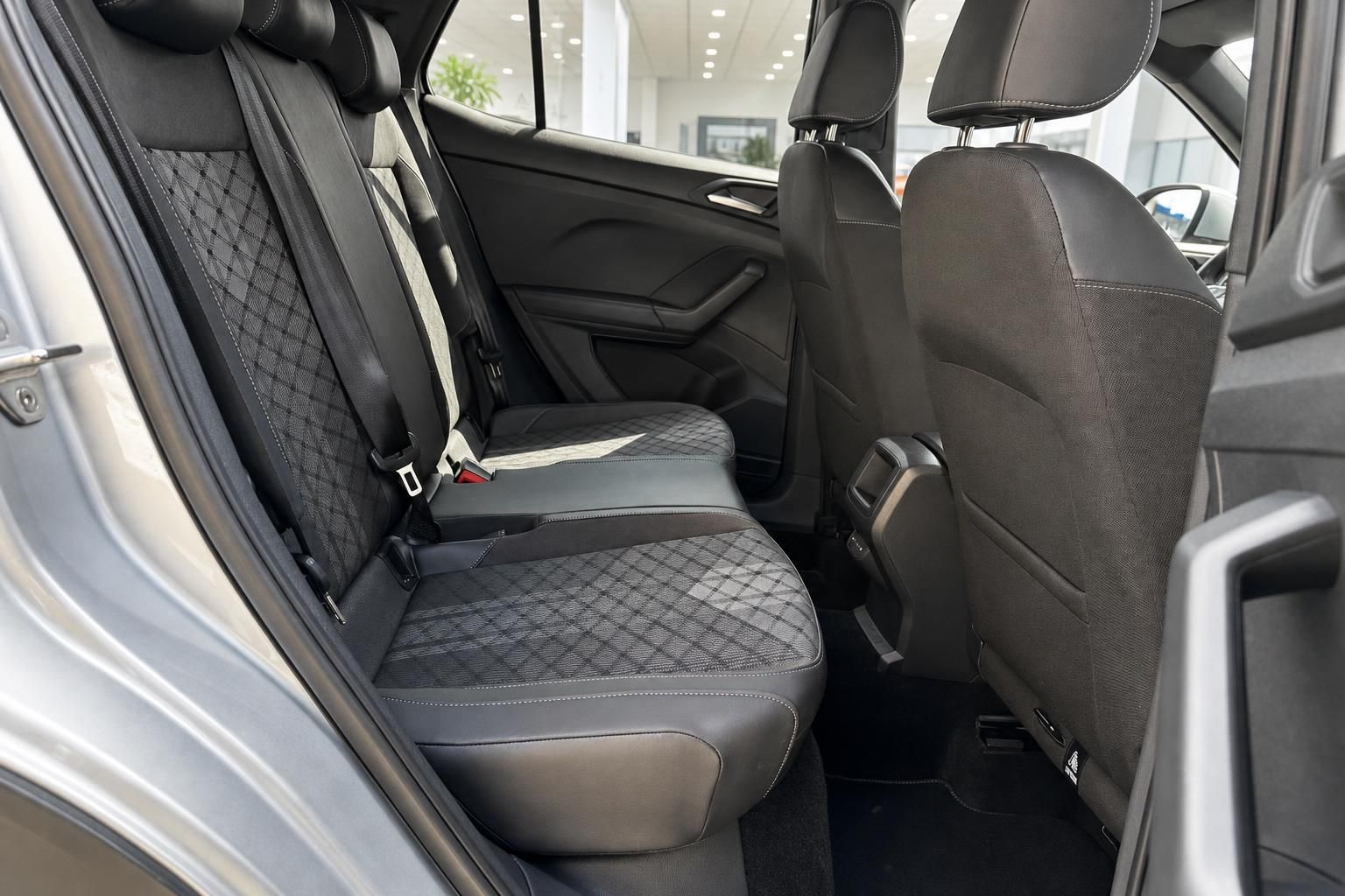 Fahrzeug Innenraum Rücksitzbank mit schwarzem Stoff-Leder-Bezug und Rautenmuster im Autohaus