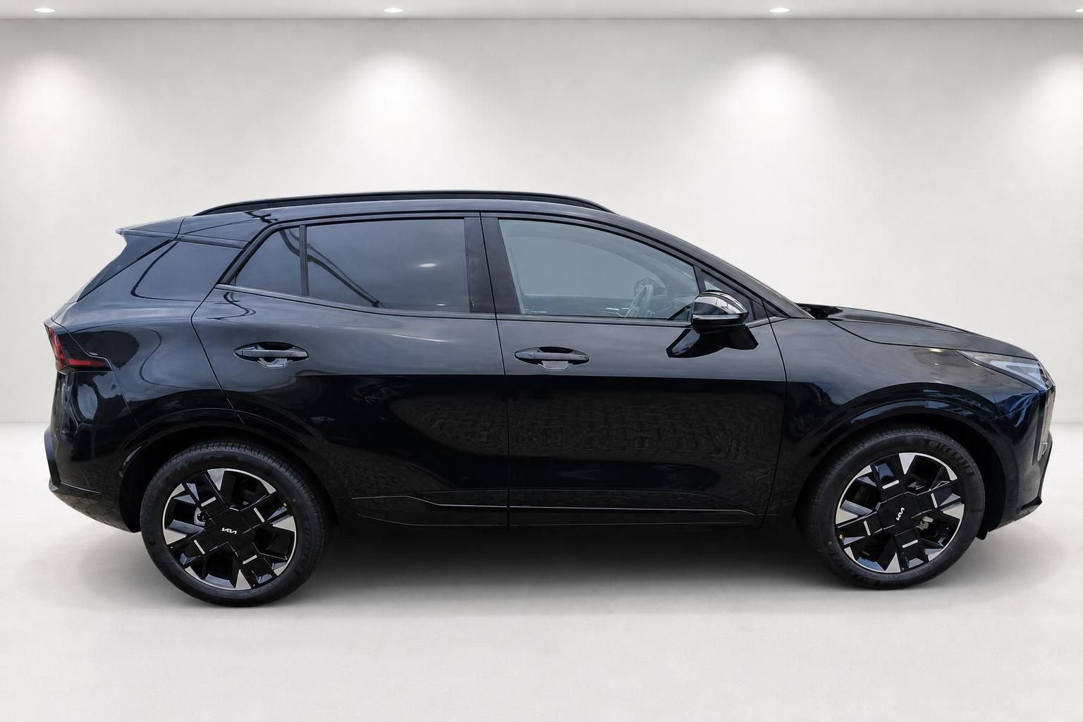 Kia SUV in Schwarz metallic, Seitenansicht im Studio