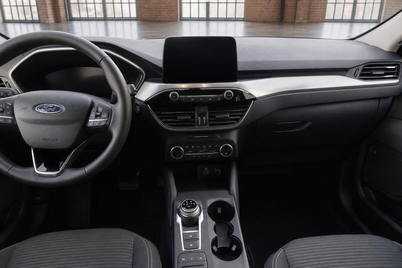 Ford Innenraum mit Cockpit, Lenkrad und Touchscreen-Display