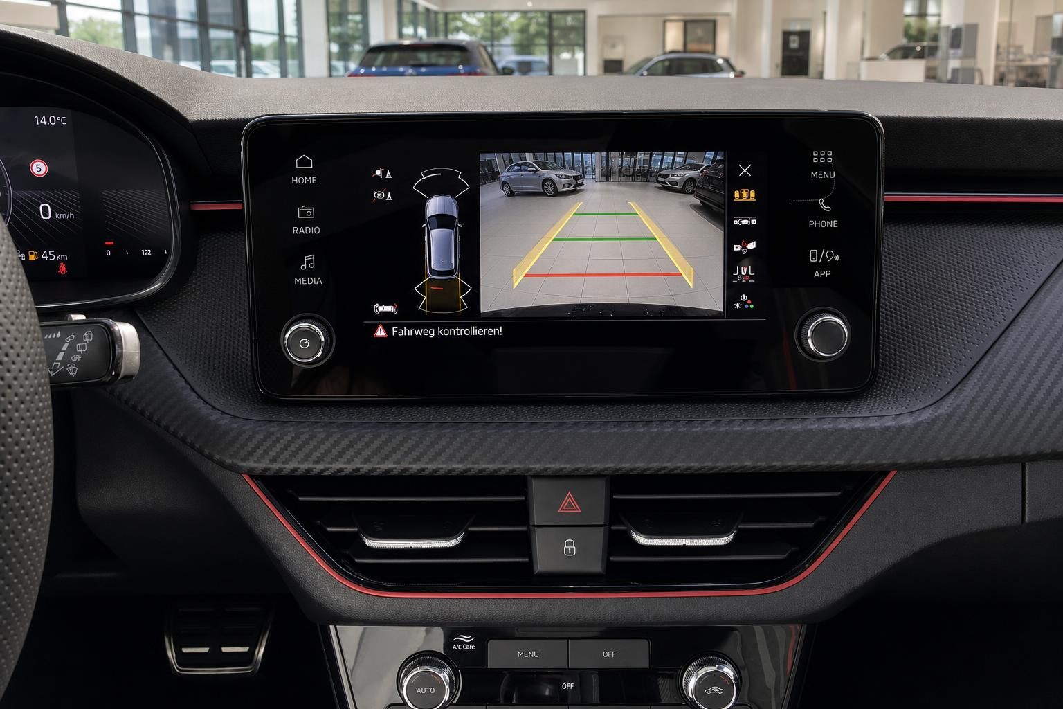 Škoda Innenraum Infotainment-Display mit Rückfahrkamera und Einparkhilfe im Autohaus