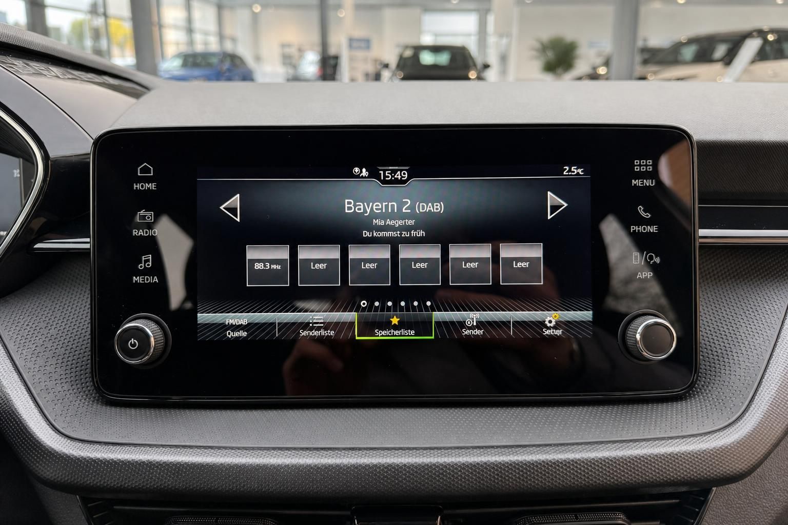 Fahrzeug Infotainment-Display mit DAB+ Radio Bayern 2 – Touchscreen Innenraum Detailaufnahme