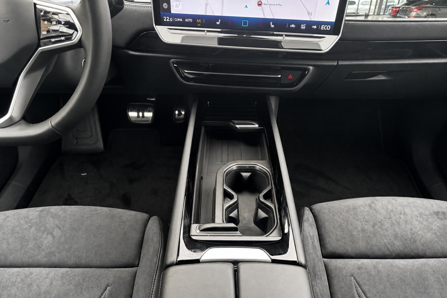 Fahrzeug Innenraum Mittelkonsole mit Becherhalter, Infotainment-Display und Klimasteuerung
