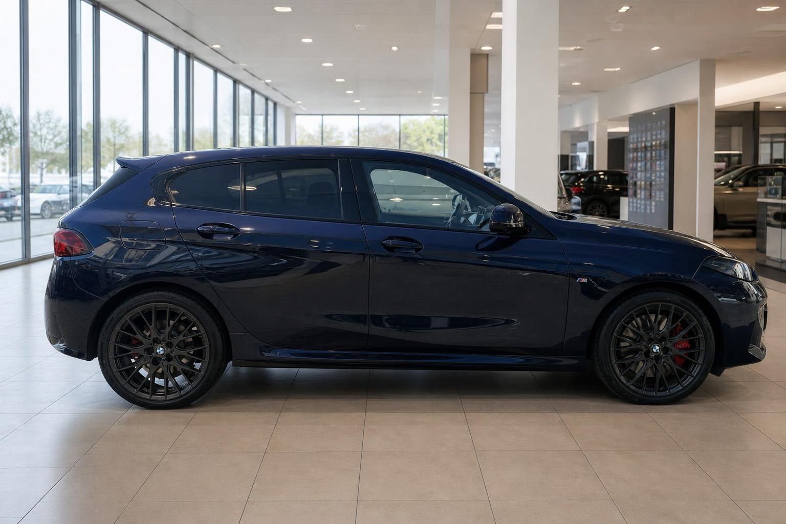 BMW 1er Seitenansicht rechts - dunkelblauer Kompaktwagen mit M-Performance Felgen im Hangar