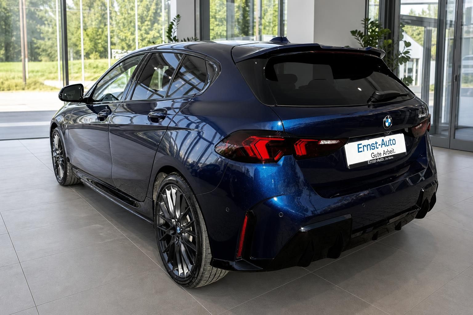 BMW 1er Heckansicht in Dunkelblau metallic im Autohaus – M-Paket Felgen und Diffusor