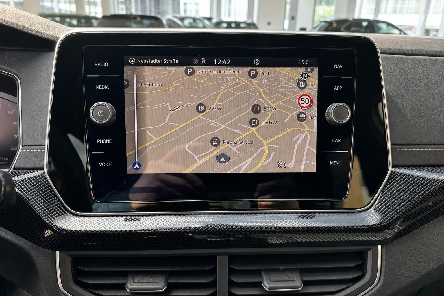 Volkswagen Infotainment-System mit Navigationskarte und Radio-Bedienung im Fahrzeuginnenraum