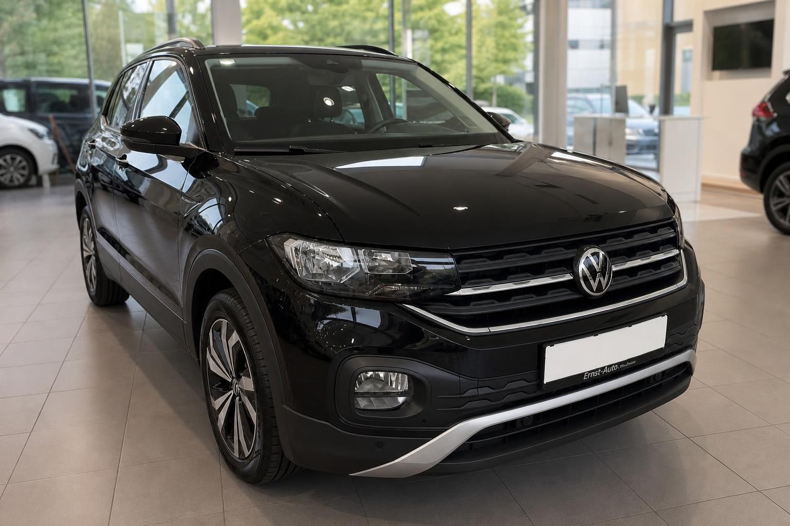 Volkswagen T-Cross schwarz Frontansicht im Autohaus – kompakter SUV in tiefschwarz