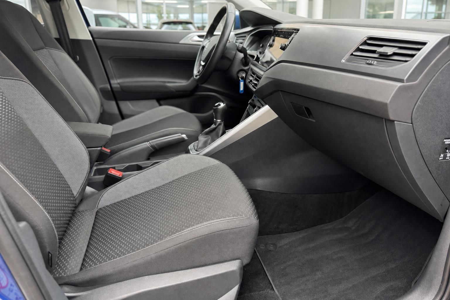 VW Innenraum Beifahrerseite – Sitze, Mittelkonsole, Armaturenbrett und Lenkrad in grauem Stoff