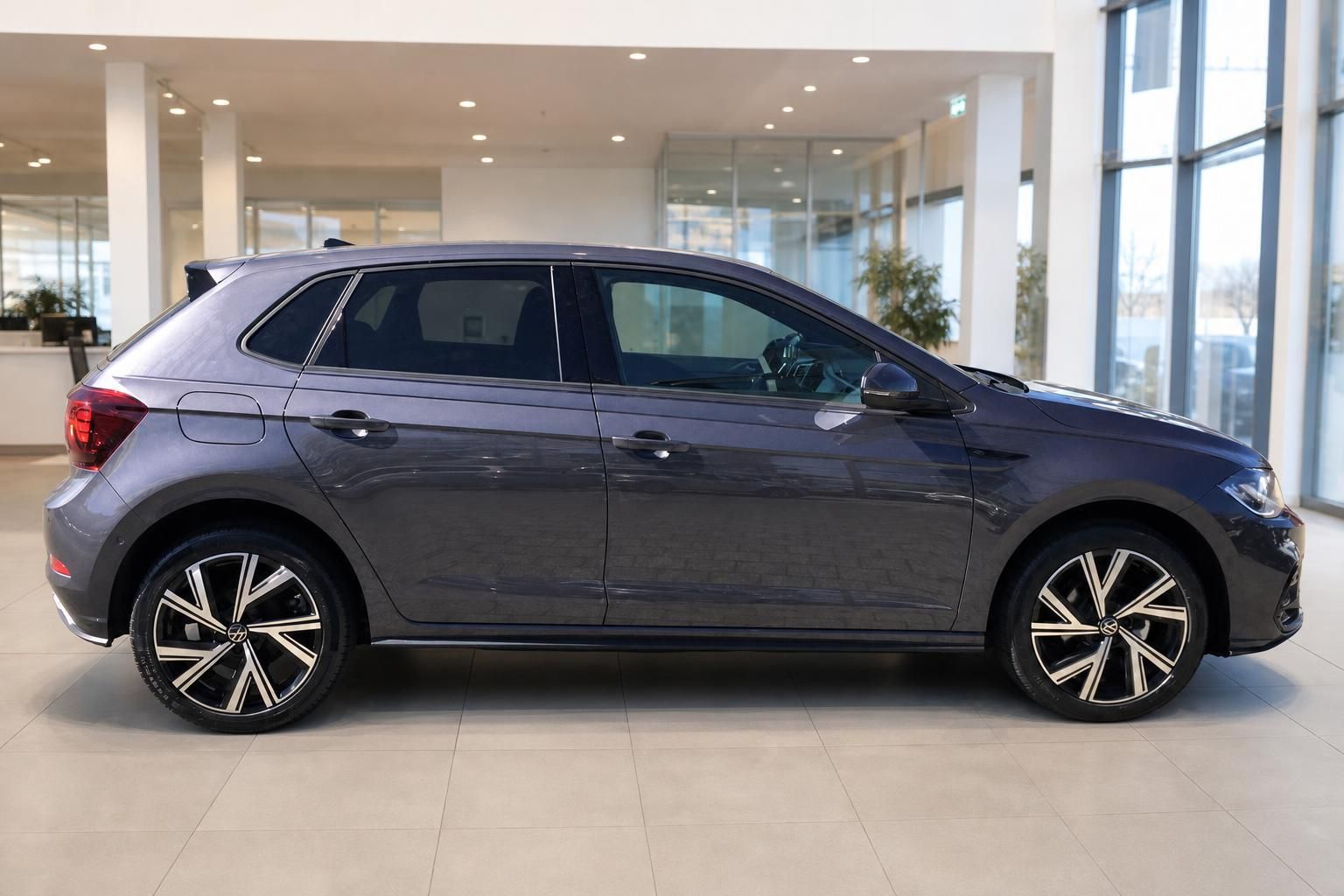 VW Polo grau Seitenansicht im Autohaus – sportliche Leichtmetallfelgen, 5-türiger Kleinwagen