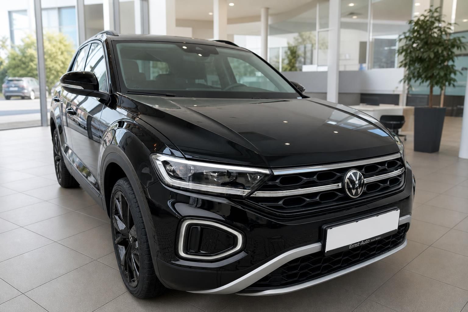 Volkswagen T-Roc schwarz Frontansicht im Autohaus – gepflegter SUV in tadellosem Zustand