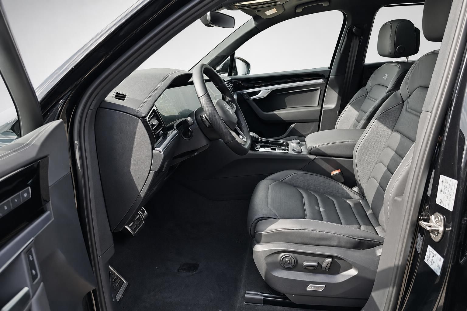 Innenraum VW Touareg mit schwarzen Ledersitzen und Cockpit im Detail