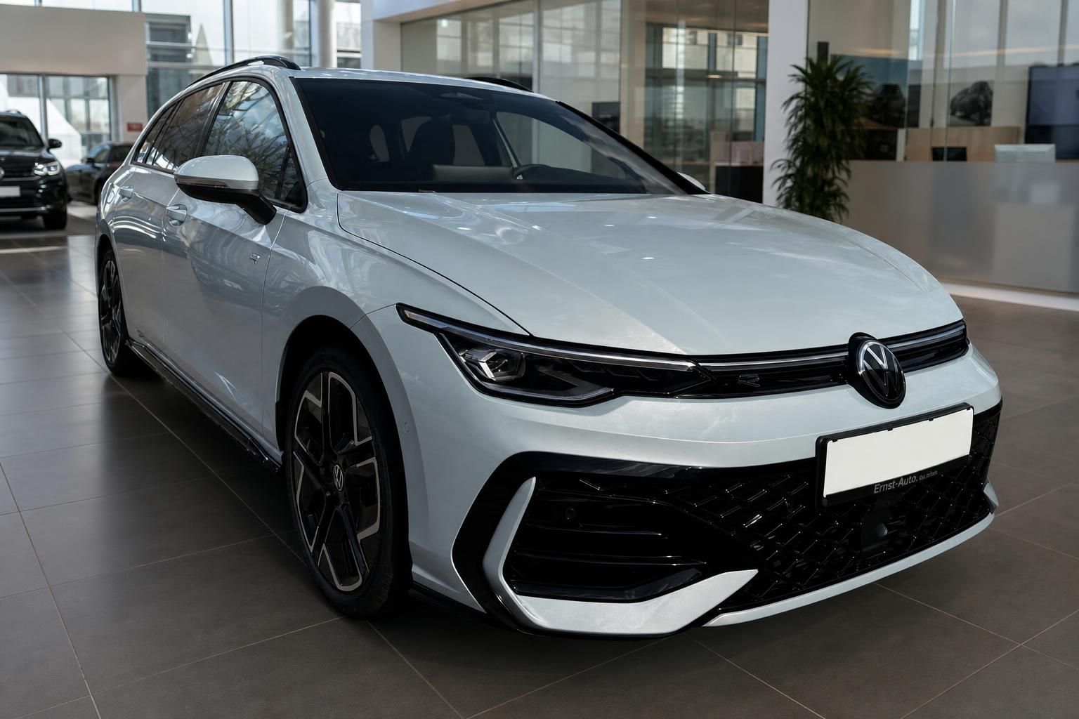 VW Golf R Variant weiss Frontansicht im Autohaus – sportlicher Kombi mit schwarzen Akzenten