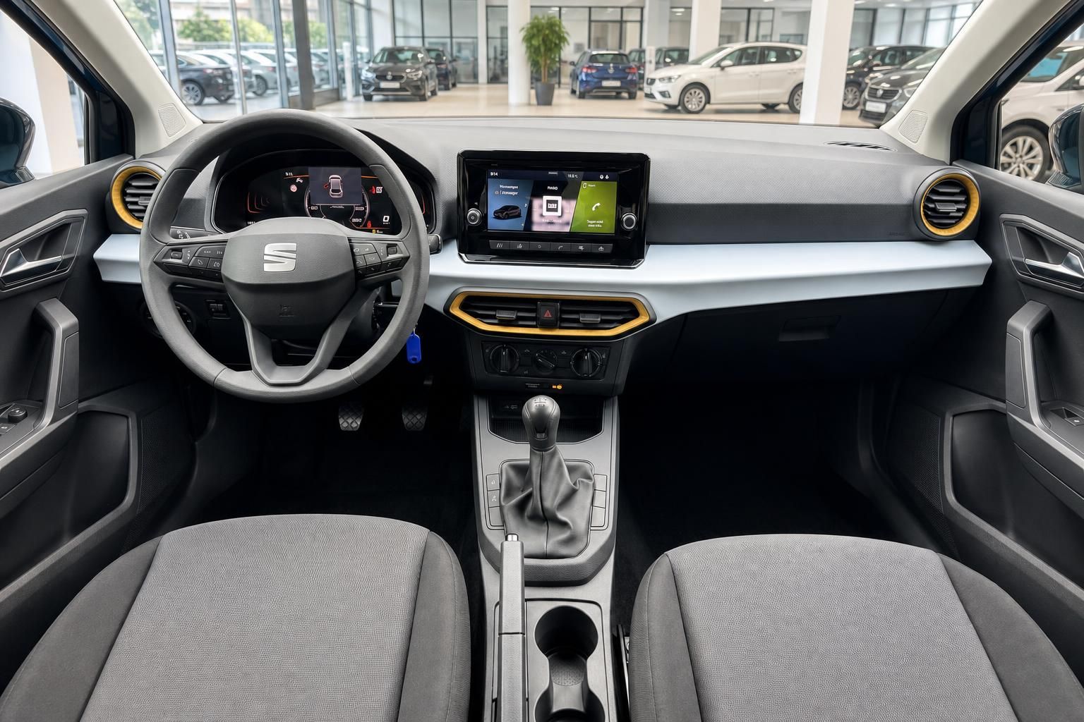 SEAT Innenraum Cockpit mit Lenkrad, Infotainment-Display und Schaltgetriebe – modernes Fahrzeuginterieur