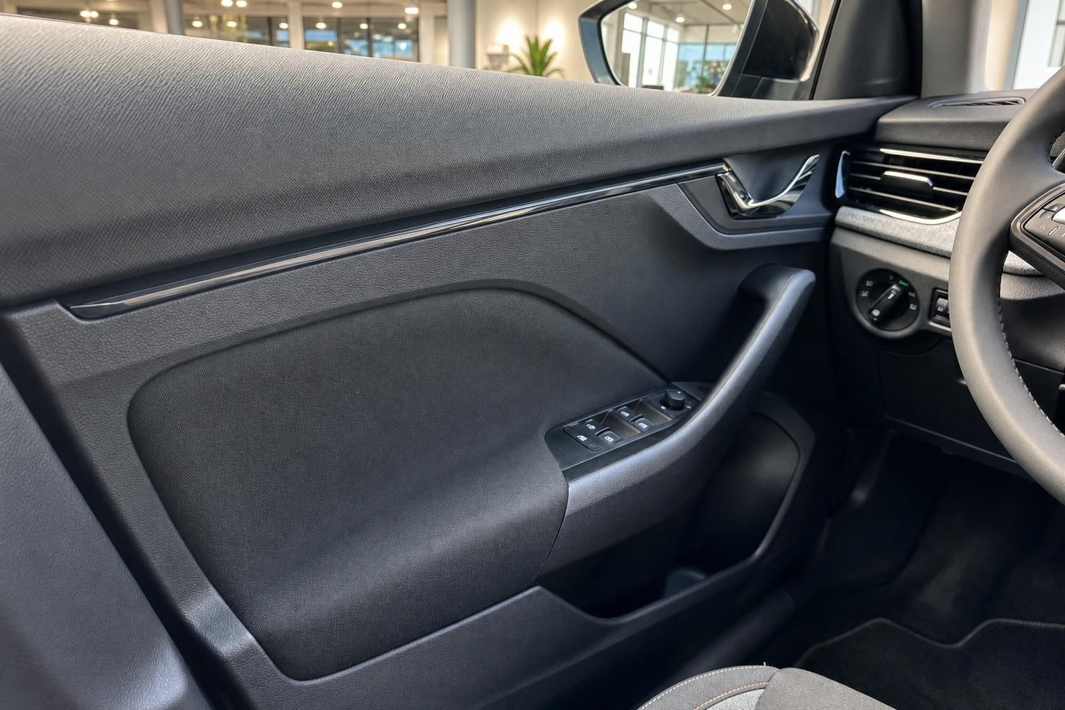 Fahrzeug Innenraum Fahrertür mit elektrischen Fensterhebern und schwarzer Türverkleidung
