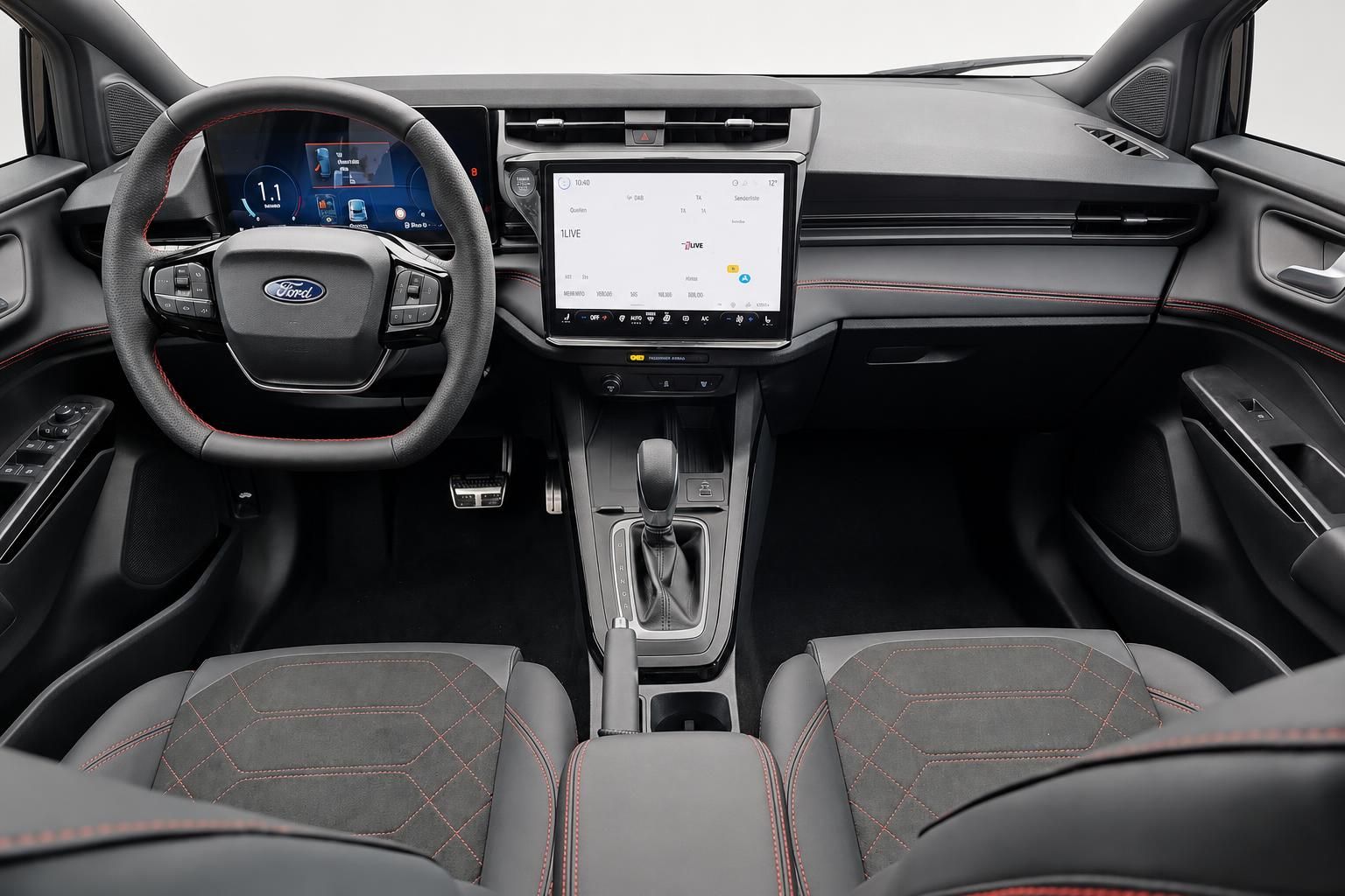 Ford Cockpit mit Lederlenkrad, Digitaldisplay und Touchscreen im Innenraum